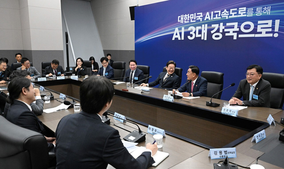 ‘AI 3대 강국’은 이재명 대통령의 AI 공약이다. 사진은 6월 20일 인공지능(AI) 글로벌 협력 기업 간담회에 참석한 이재명 대통령이 김두겸 울산시장과 대화를 나누는 모습이다. [사진 대통령실사진기자단]