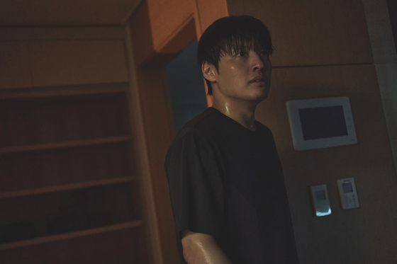 영화 ‘84제곱미터’에서 영끌로 아파트를 장만한 우성(강하늘, 아래)은 입주자 대표 은화(염혜란)와 엮이며 수렁에 빠진다. [사진 넷플릭스] 