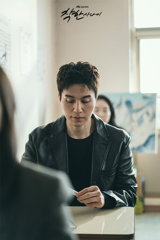 어렸을 때 시인이 되고 싶었던 건달 박석철(이동욱)은 시쓰기 학원에 다닌다. 사진 JTBC