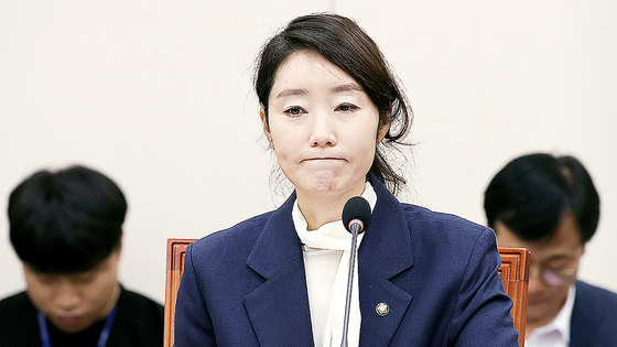  강선우 여성가족부 장관 후보자가 14일 국회 여성가족위원회에서 열린 인사청문회에서 의원들의 질의를 듣고 있다. 이날 강 후보자는 보좌진 갑질 논란 등 자신을 둘러싼 의혹에 대해 “그 논란 속에서 상처를 받았을 보좌관들께 심심한 사과를 드린다”고 말했다. 임현동 기자