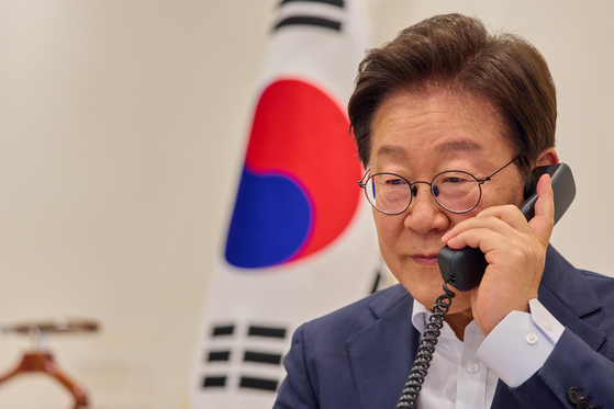 이재명 대통령이 23일 서울 용산구 대통령실청사에서 크리스터손 스웨덴 총리와 첫 통화를 하고 있다. 사진 대통령실
