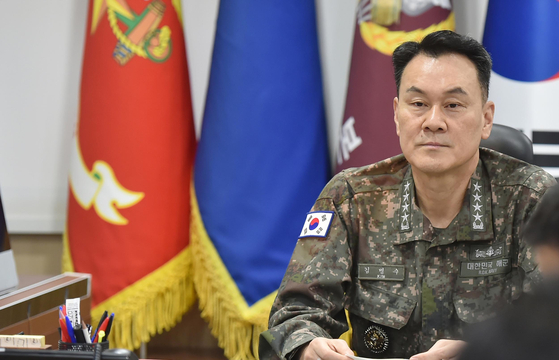김명수 합동참모본부 의장이 지난 1월 8일 제니 캐리냥 캐나다 국방총장과 공조통화를 하고 있다. 뉴시스