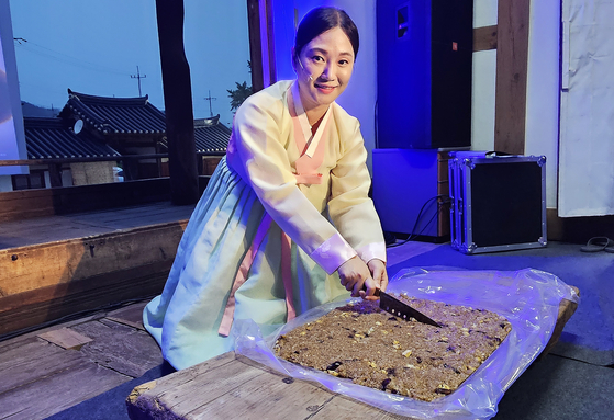 지난 19일 안동 소호헌에서 만찬 음악회가 열렸다. 음악회 직전 연기자가 약밥을 썰고 있다. 손민호 기자 