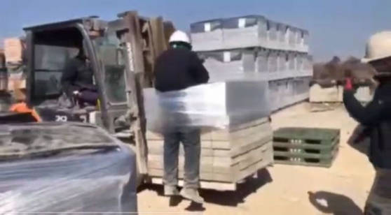  전남 나주 한 공장에서 이주노동자를 화물에 결박한 채 지게차로 들어 올리는 인권 유린 사건이 발생했다. 사진 전남이주노동자인권네트워크