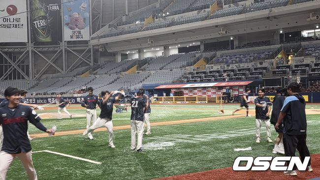 [OSEN=고척, 한용섭 기자] 롯데 자이언츠 투수 박세웅이 23일 고척 스카이돔에서 열린 키움 히어로즈와 경기에서 7이닝 1실점으로 시즌 10승을 달성했다. 경기 후 박세웅이 동료들의 물벼락을 맞고 있다. /orange@osen.co.kr