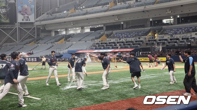 [OSEN=고척, 한용섭 기자] 롯데 자이언츠 투수 박세웅이 23일 고척 스카이돔에서 열린 키움 히어로즈와 경기에서 7이닝 1실점으로 시즌 10승을 달성했다. 경기 후 박세웅이 동료들의 물벼락을 맞고 있다. /orange@osen.co.kr