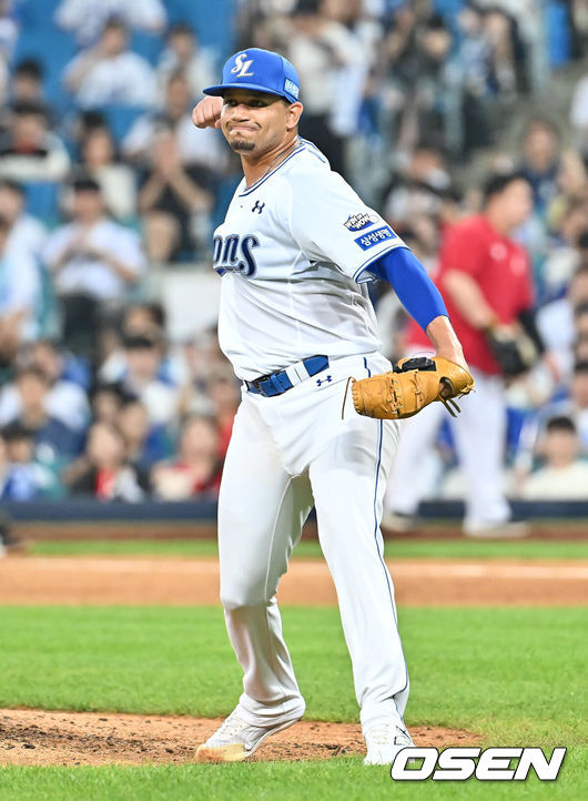 [OSEN=대구, 이석우 기자] 23일 대구삼성라이온즈파크에서 2025 신한 SOL 뱅크 KBO 리그 삼성 라이온즈와 SSG 랜더스의 경기가 열렸다. 홈팀 삼성은 가라비토가, 방문팀 SSG는 김건우가 선발 출전했다. 삼성 라이온즈 선발 투수 가라비토가 7회초 2사 SSG 랜더스 한유섬을 삼진으로 잡고 환호하고 있다. 2025.07.23 / foto0307@osen.co.kr