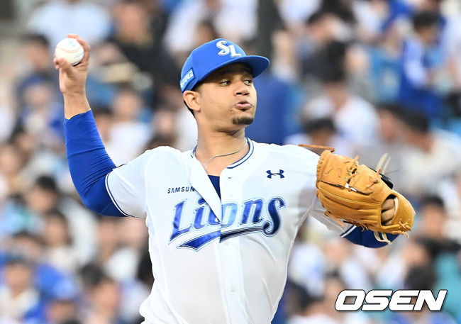 [OSEN=대구, 이석우 기자] 23일 대구삼성라이온즈파크에서 2025 신한 SOL 뱅크 KBO 리그 삼성 라이온즈와 SSG 랜더스의 경기가 열렸다. 홈팀 삼성은 가라비토가, 방문팀 SSG는 김건우가 선발 출전했다. 삼성 라이온즈 선발 투수 가라비토가 역투하고 있다. 2025.07.23 / foto0307@osen.co.kr