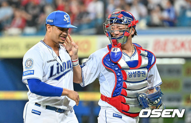 [OSEN=대구, 이석우 기자] 23일 대구삼성라이온즈파크에서 2025 신한 SOL 뱅크 KBO 리그 삼성 라이온즈와 SSG 랜더스의 경기가 열렸다. 홈팀 삼성은 가라비토가, 방문팀 SSG는 김건우가 선발 출전했다. 삼성 라이온즈 강민호가 7회초 2사 SSG 랜더스 한유섬을 삼진으로 잡은 선발 투수 가라비토와 기쁨을 나누고 있다. 2025.07.23 / foto0307@osen.co.kr