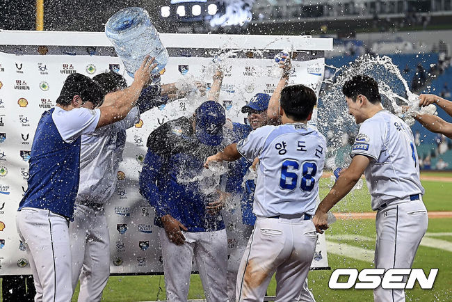 [OSEN=대구, 이석우 기자] 23일 대구삼성라이온즈파크에서 2025 신한 SOL 뱅크 KBO 리그 삼성 라이온즈와 SSG 랜더스의 경기가 열렸다. 홈팀 삼성은 가라비토가, 방문팀 SSG는 김건우가 선발 출전했다. 삼성 라이온즈 선발 투수 가라비토가 KBO리그 데뷔 첫승을 올리고 동료들의 축하 물세례를 받고 있다. 2025.07.23 / foto0307@osen.co.kr