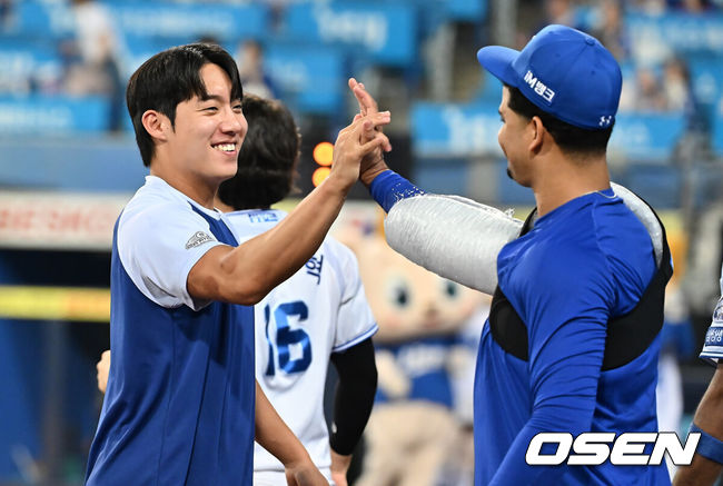 [OSEN=대구, 이석우 기자] 23일 대구삼성라이온즈파크에서 2025 신한 SOL 뱅크 KBO 리그 삼성 라이온즈와 SSG 랜더스의 경기가 열렸다. 홈팀 삼성은 가라비토가, 방문팀 SSG는 김건우가 선발 출전했다. 삼성 라이온즈 원태인이 SSG 랜더스에 9-0으로 승리한 후 가라비토의 첫승을 축하하고 있다. 2025.07.23 / foto0307@osen.co.kr