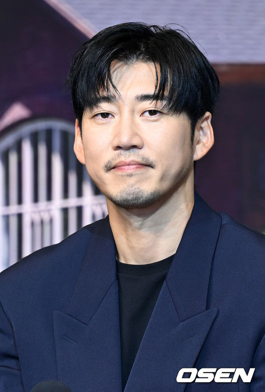 [OSEN=이대선 기자] 21일 오전 서울 강남구 조선 팰리스 서울 강남에서 넷플릭스 오리지널 시리즈 '아무도 없는 숲속에서' 제작발표회가 열렸다.‘아무도 없는 숲속에서’는 한여름 찾아온 수상한 손님으로 인해, 평온한 일상이 무너지고 걷잡을 수 없는 사건에 휘말리게 되는 사람들의 이야기를 그린 서스펜스 스릴러다.배우 윤계상이 취재진 질문을 듣고 있다. 2024.08.21 /sunday@osen.co.kr
