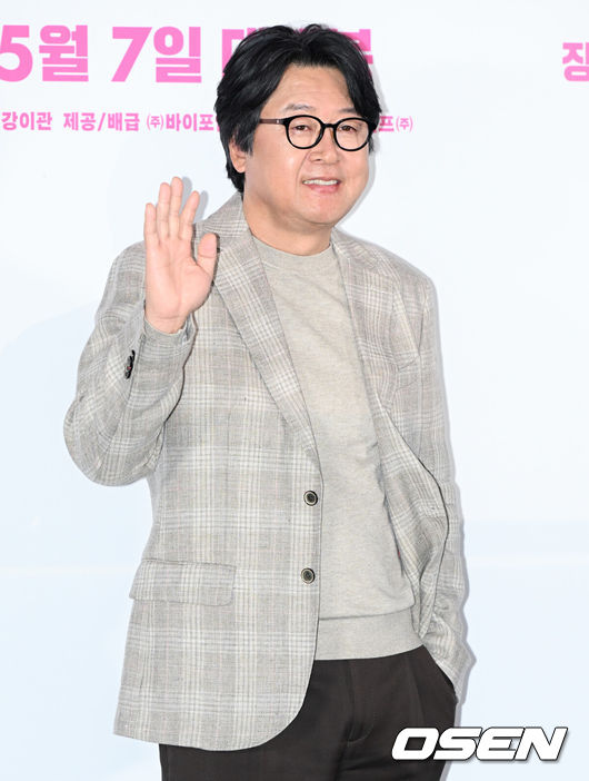 [OSEN=조은정 기자]영화 '바이러스' 언론배급시사 및 기자간담회가 28일 서울 용산구 CGV 용산아이파크몰에서 열렸다.'바이러스'는 이유 없이 사랑에 빠지는 치사율 100% 바이러스에 감염된 택선이 모쏠 연구원 수필, 오랜 동창 연우, 그리고 치료제를 만들 수 있는 유일한 전문가 이균까지 세 남자와 함께하는 예기치 못한 여정을 그린 이야기. 5월 7일 개봉.배우 김윤석이 포즈를 취하고 있다. 2025.04.28 /cej@osen.co.kr
