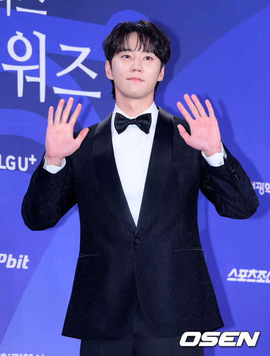 [OSEN=이대선 기자] 제4회 청룡시리즈어워즈 레드카펫 및 포토월 행사가 18일 인천 파라다이스시티에서 열렸다.청룡시리즈어워즈는 2022년 대한민국 최초로 시도된 오리지널 스트리밍 시리즈를 대상으로 하는 시상식이다. 사회는 전현무와 임윤아로 4년 연속 호흡을 맞춘다.배우 이준영이 레드카펫을 밟고 있다. 2025.07.18 /sunday@osen.co.kr