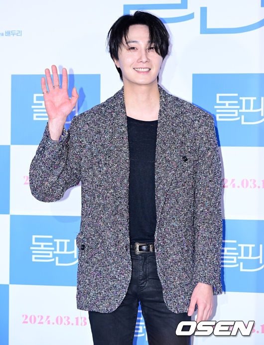 [OSEN=지형준 기자] 26일 오후 서울 자양동 롯데시네마 건대입구에서 영화 ‘돌핀’ VIP시사회가 열렸다.권유리의 첫 단독 주연작으로 기대를 모으는 '돌핀'은지방 소도시를 떠나본 적 없는 30대 여성이 삶의 낯선 변화와 작은 도전을 마주하며 겪는 내밀한 이야기를 사려 깊게 담은 작품이다. 배우 정일우가 포토타임을 하고 있다. 2024.02.26 /jpnews@osen.co.kr
