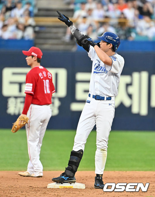[OSEN=대구, 이석우 기자] 23일 대구삼성라이온즈파크에서 2025 신한 SOL 뱅크 KBO 리그 삼성 라이온즈와 SSG 랜더스의 경기가 열렸다. 홈팀 삼성은 가라비토가, 방문팀 SSG는 김건우가 선발 출전했다. 삼성 라이온즈 구자욱이 3회말 무사 우중간 2루타를 치고 세리머니를 하고 있다. 2025.07.23 / foto0307@osen.co.kr