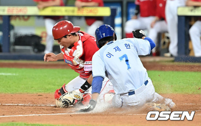 [OSEN=대구, 이석우 기자] 23일 대구삼성라이온즈파크에서 2025 신한 SOL 뱅크 KBO 리그 삼성 라이온즈와 SSG 랜더스의 경기가 열렸다. 홈팀 삼성은 가라비토가, 방문팀 SSG는 김건우가 선발 출전했다. 삼성 라이온즈 이재현이 5회말 1사 1,3루 양도근 타석때 2중 도루, 홈에서 세이프되고 있다. 2025.07.23 / foto0307@osen.co.kr
