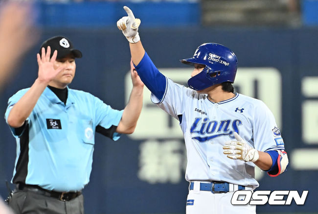 [OSEN=대구, 이석우 기자] 23일 대구삼성라이온즈파크에서 2025 신한 SOL 뱅크 KBO 리그 삼성 라이온즈와 SSG 랜더스의 경기가 열렸다. 홈팀 삼성은 가라비토가, 방문팀 SSG는 김건우가 선발 출전했다. 삼성 라이온즈 이재현이 6회말 2사 3루 좌익수 왼쪽 1타점 2루타를 치고 세리머니를 하고 있다. 2025.07.23 / foto0307@osen.co.kr