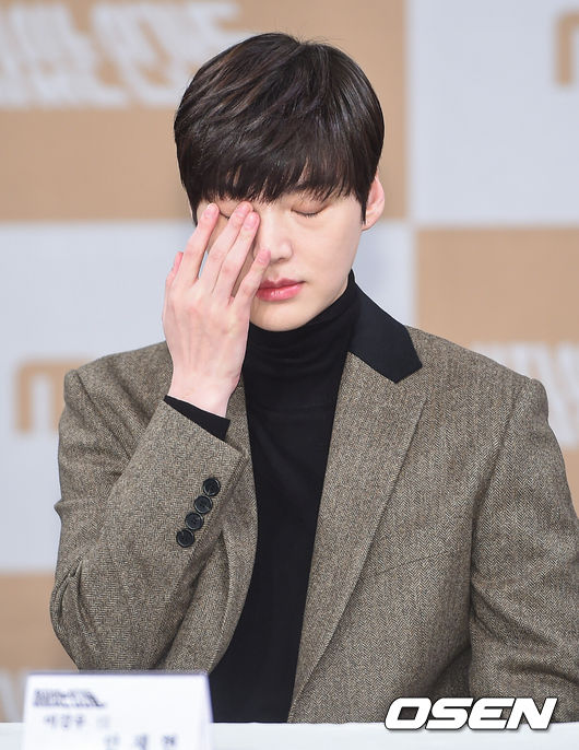 [OSEN=인천,박준형 기자] 27일 서울 상암동 MBC 골든마우스홀에서 드라마 '하자있는 인간들' 제작발표회가 진행됐다.이날 첫 방송 예정인 '하자있는 인간들'(연출 오진석/ 극본 안신유/ 제작 에이스토리)은 꽃미남 혐오증 여자와 외모 강박증 남자가 만나, 서로의 지독한 편견과 오해를 극복하며 진정한 사랑을 찾게 되는 신개념 명랑 쾌활 로맨틱 코미디 드라마다.안재현이 땀을 닦고 있다. /soul1014@osen.co.kr