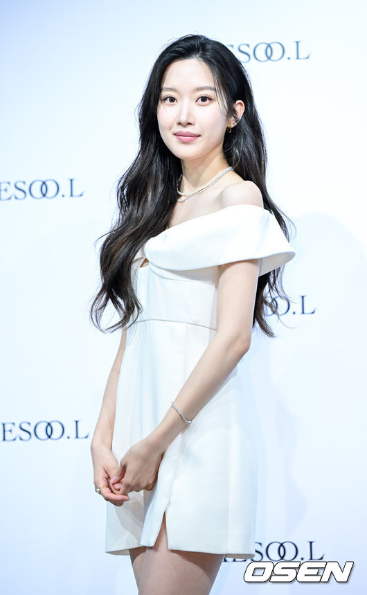 [OSEN=최규한 기자] 28일 오후 서울 장충동 신라면세점 서울점에서 주얼리 브랜드 포토콜 행사가 열렸다.이날 행사에는 브랜드 모델 배우 문가영이 참석해 자리를 빛냈다.문가영이 행사에 참석해 포즈를 취하고 있다. 2025.05.28 / dreamer@osen.co.kr