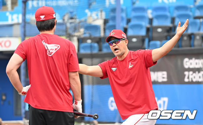 [OSEN=대구, 이석우 기자] 23일 대구삼성라이온즈파크에서 2025 신한 SOL 뱅크 KBO 리그 삼성 라이온즈와 SSG 랜더스의 경기가 열렸다. 홈팀 삼성은 가라비토가, 방문팀 SSG는 김건우가 선발 출전했다. SSG 랜더스 이숭용 감독이 최정에게 타격 조언을 하고 있다. 2025.07.23 / foto0307@osen.co.kr