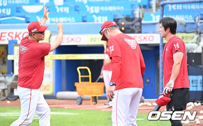 [OSEN=대구, 이석우 기자] 23일 대구삼성라이온즈파크에서 2025 신한 SOL 뱅크 KBO 리그 삼성 라이온즈와 SSG 랜더스의 경기가 열렸다. 홈팀 삼성은 가라비토가, 방문팀 SSG는 김건우가 선발 출전했다. SSG 랜더스 이숭용 감독이 최정에게 타격 조언을 하고 있다. 2025.07.23 / foto0307@osen.co.kr