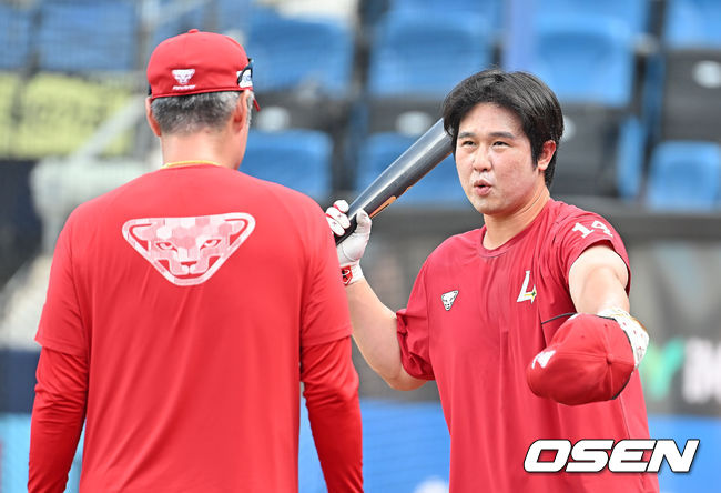 [OSEN=대구, 이석우 기자] 23일 대구삼성라이온즈파크에서 2025 신한 SOL 뱅크 KBO 리그 삼성 라이온즈와 SSG 랜더스의 경기가 열렸다. 홈팀 삼성은 가라비토가, 방문팀 SSG는 김건우가 선발 출전했다. SSG 랜더스 최정이 강병식 코치와 타격에 대해 얘기하고 있다. 2025.07.23 / foto0307@osen.co.kr
