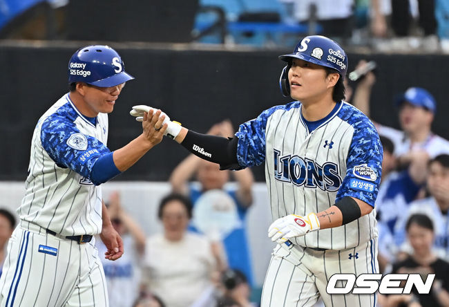 [OSEN=대구, 이석우 기자] 7일 대구삼성라이온즈파크에서 2025 신한 SOL 뱅크 KBO 리그 삼성 라이온즈와 NC 다이노스의 경기가 열렸다. 홈팀 삼성은 레예스가, 방문팀 NC는 신민혁이 선발 출전했다. 삼성 라이온즈 류지혁이 5회말 5회말 2사 우중월 솔로 홈런을 치고 하이파이브를 하고 있다. 2025.06.07 / foto0307@osen.co.kr