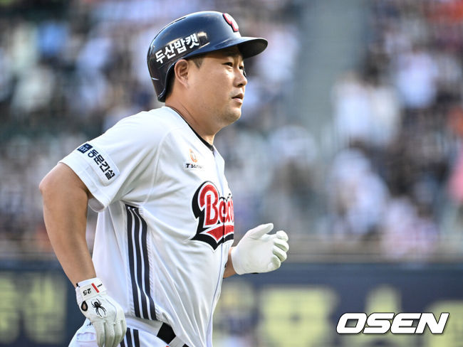 [OSEN=잠실, 조은정 기자]23일 오후 서울 잠실야구장에서 2025 신한 SOL Bank KBO리그 두산 베어스와 한화 이글스의 경기가 열렸다.이날 두산은 최민석, 한화는 황준서를 선발로 내세웠다.1회말 1사 두산 양의지가 케이브에 이어 백투백 홈런을 날린 뒤 베이스를 돌고 있다. 2025.07.23 /cej@osen.co.kr