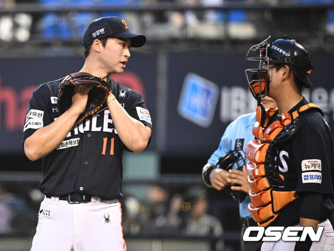 [OSEN=잠실, 조은정 기자]23일 오후 서울 잠실야구장에서 2025 신한 SOL Bank KBO리그 두산 베어스와 한화 이글스의 경기가 열렸다.이날 두산은 최민석, 한화는 황준서를 선발로 내세웠다.1회말 1사 3루에서 한화 엄상백에 두산 양석환에게 적시타를 허용한 뒤 포수 허인서와 대화하고 있다. 2025.07.23 /cej@osen.co.kr
