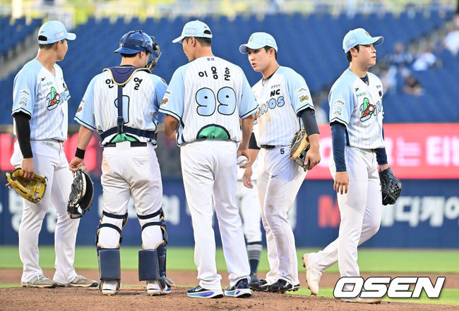 [OSEN=창원, 이석우 기자] 24일 창원NC파크에서 2025 신한 SOL 뱅크 KBO 리그 NC 다이노스와 KT 위즈의 경기가 열렸다. 홈팀 NC는 목지훈이, 방문팀 KT는 배제성이 선발 출전했다. NC 다이노스 선발투수 목지훈이 1회초 4실점 후 교체되고 있다. 2025.07.24 / foto0307@osen.co.kr