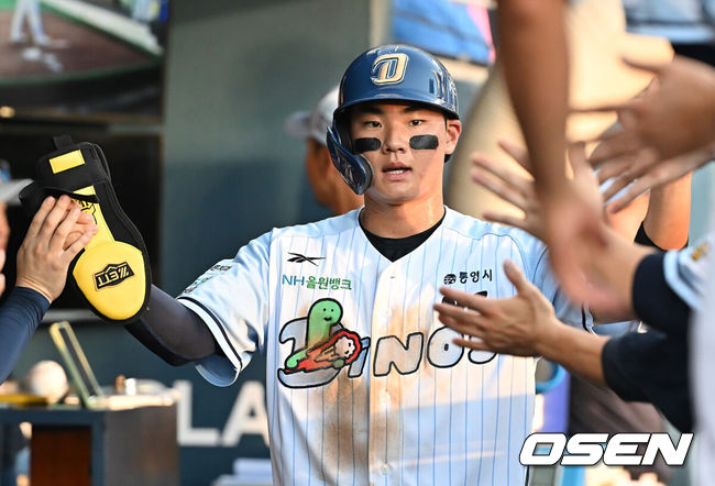 [OSEN=창원, 이석우 기자] 24일 창원NC파크에서 2025 신한 SOL 뱅크 KBO 리그 NC 다이노스와 KT 위즈의 경기가 열렸다. 홈팀 NC는 목지훈이, 방문팀 KT는 배제성이 선발 출전했다. NC 다이노스 김주원이 1회말 2사 1,2루 박건우의 중견수 앞 1타점 안타때 득점을 올리고 하이파이브를 하고 있다. 2025.07.24 / foto0307@osen.co.kr