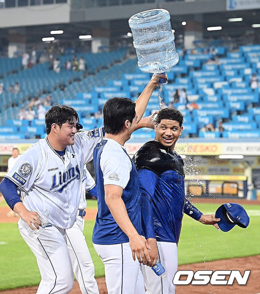 [OSEN=대구, 이석우 기자] 23일 대구삼성라이온즈파크에서 2025 신한 SOL 뱅크 KBO 리그 삼성 라이온즈와 SSG 랜더스의 경기가 열렸다. 홈팀 삼성은 가라비토가, 방문팀 SSG는 김건우가 선발 출전했다. 삼성 라이온즈 원태인이 KBO리그 데뷔 첫승을 올린 가라비토에게 축하 물세례를 하고 있다. 2025.07.23 / foto0307@osen.co.kr