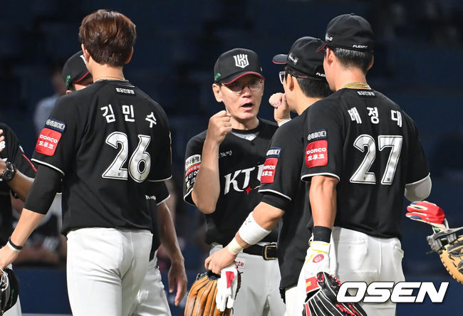 [OSEN=창원, 이석우 기자] 24일 창원NC파크에서 2025 신한 SOL 뱅크 KBO 리그 NC 다이노스와 KT 위즈의 경기가 열렸다. 홈팀 NC는 목지훈이, 방문팀 KT는 배제성이 선발 출전했다. KT 위즈 이강철 감독이 NC 다이노스에 5-4로 승리한 후 선수들과 기쁨을 나누고 있다. 2025.07.24 / foto0307@osen.co.kr