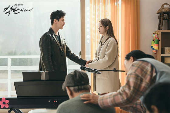 건달 박석철(이동욱)의 첫사랑(이성경) 이야기를 그린 ‘착한 사나이’. [사진 JTBC]