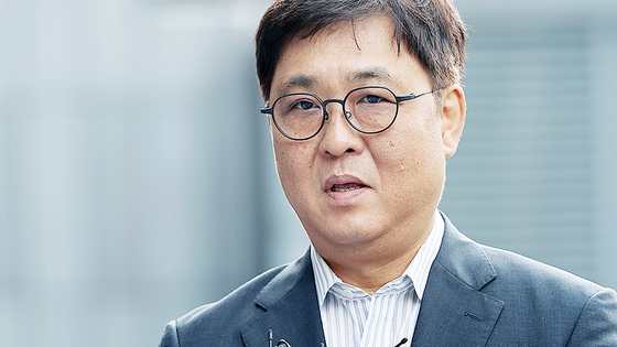 최휘영 문화체육관광부 장관 후보자가 14일 오전 서울 종로구 국립현대미술관에 마련된 인사청문회 사무실로 출근하며 소감을 밝히고 있다. 뉴스1
