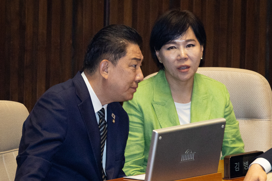 김병기 더불어민주당 대표 직무대행 겸 원내대표가 23일 서울 여의도 국회에서 열린 제427회 국회(임시회) 제427-2차 본회의에서 전현희 최고위원과 대화하고 있다. 뉴스1