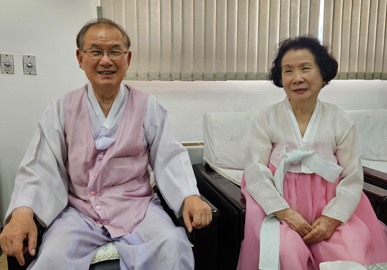 안동 '민속주 안동소주'의 김연박 대표와 그의 아내 배경화씨. 김연박 대표는 조옥화 명인의 아들이고 배경화씨는 며느리다. 손민호 기자