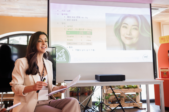 지난 6월 미국대두협회가 지속가능성을 주제로 광화문에서 운영한 ‘내일을 위한 매일’ 캠페인 하우스에서 콩이 피부 건강에 미치는 영향에 대해 설명하고 있는 샬롯 마틴. 사진 나승보 