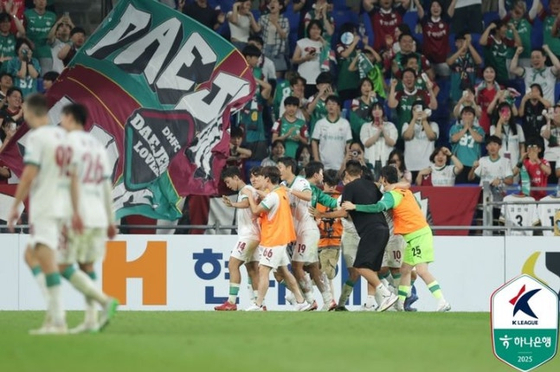 울산을 꺾고 기뻐하는 대전 선수들. 사진 프로축구연맹