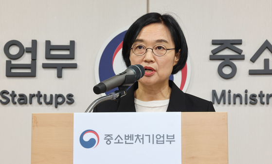 한성숙 중소벤처기업부 장관이 24일 정부세종청사 중기부 어울림홀에서 열린 취임식에서 취임사를 하고 있다. 연합뉴스