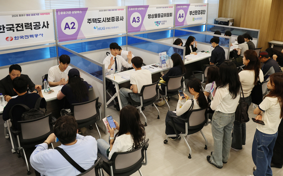 지난달 27일 부산 동래구청 2층 동백홀에서 열린 '2025년 동래구 청년 공공기관 채용박람회'에서 구직자들이 채용 상담을 하고 있다. 연합뉴스