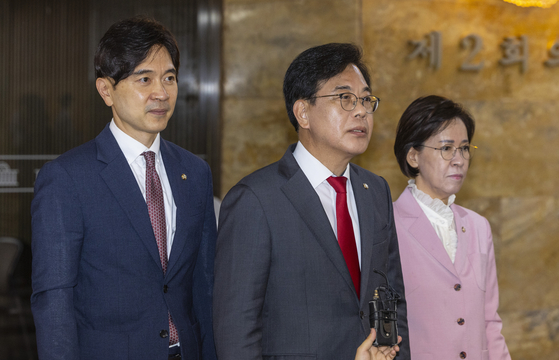 국민의힘 송언석 비상대책위원장 겸 원내대표가 23일 국회에서 강선우 여성가족부 장관 후보자 사퇴 소식이 알려진 뒤 취재진과 관련 인터뷰를 하고 있다. 연합뉴스