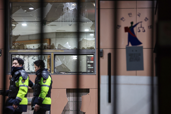 지난 1월 새벽 서울 마포구 서울서부지방법원에 윤석열 대통령에 대한 구속영장 발부 소식에 격분한 윤 대통령 지지자들이 난입해 유리창과 법원 건물 벽면 등을 파손한 흔적이 남아 있다. 뉴스1