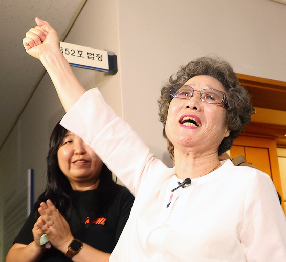 61년 전 자신을 성폭행하려던 남성의 혀를 깨물어 유죄 판결을 받았던 최말자씨가 23일 재심 첫 공판에서 검찰이 무죄를 구형하자 법정을 나서며 “이겼습니다”라고 외치고 있다. [연합뉴스]
