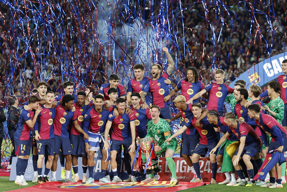 지난 5월 18일(현지 시간)2024~25 스페인 프로축구 라리가 우승컵을 들고 기뻐하는 FC바르셀로나 선수단. EPA=연합뉴스