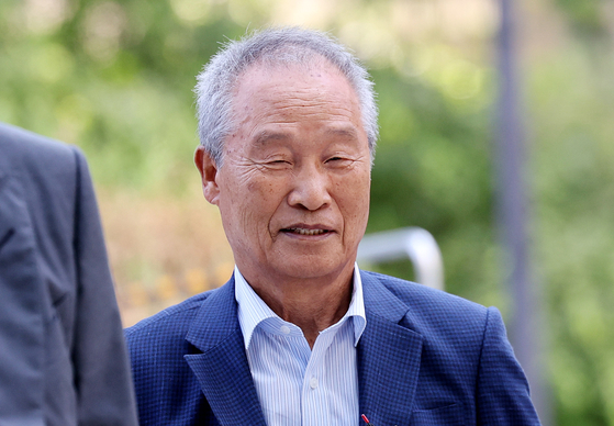 조성옥 전 삼부토건 회장이 10일 오전 서울 종로구 윤석열 전 대통령의 부인 김건희 여사 관련 의혹을 수사하는 민중기 특별검사팀 사무실에 조사를 받기 위해 출석하고 있다. 뉴스1
