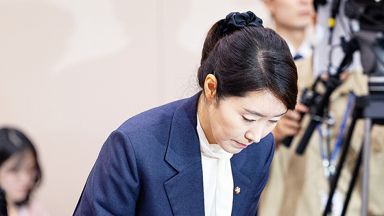 강선우 여성가족부 장관 후보자가 14일 서울 여의도 국회에서 열린 인사청문회에 출석해 모두 발언 후 고개 숙여 인사하고 있다. 