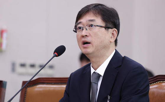 오영준 헌법재판관. 사진은 지난 18일 국회 법제사법위원회 전체회의에서 열린 인사청문회에서 의원들 질의에 답하는 모습. 임현동 기자
