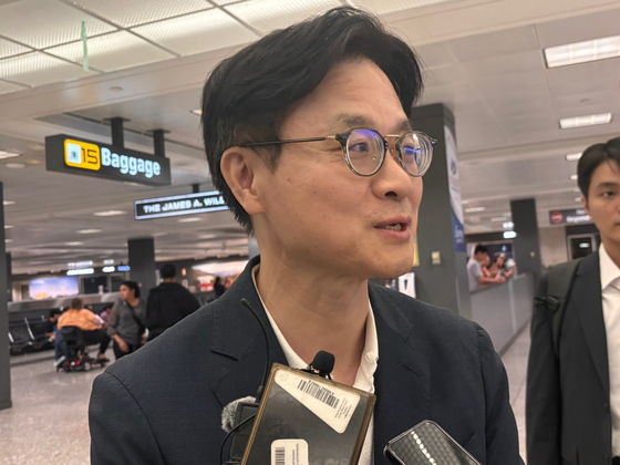 김정관 산업통상자원부 장관이 23일(현지시간) 워싱턴 DC 인근 덜레스 국제공항에서 한국 기자들과 만나 한미 무역 협상과 관련된 질문에 답하고 있다. 뉴스1